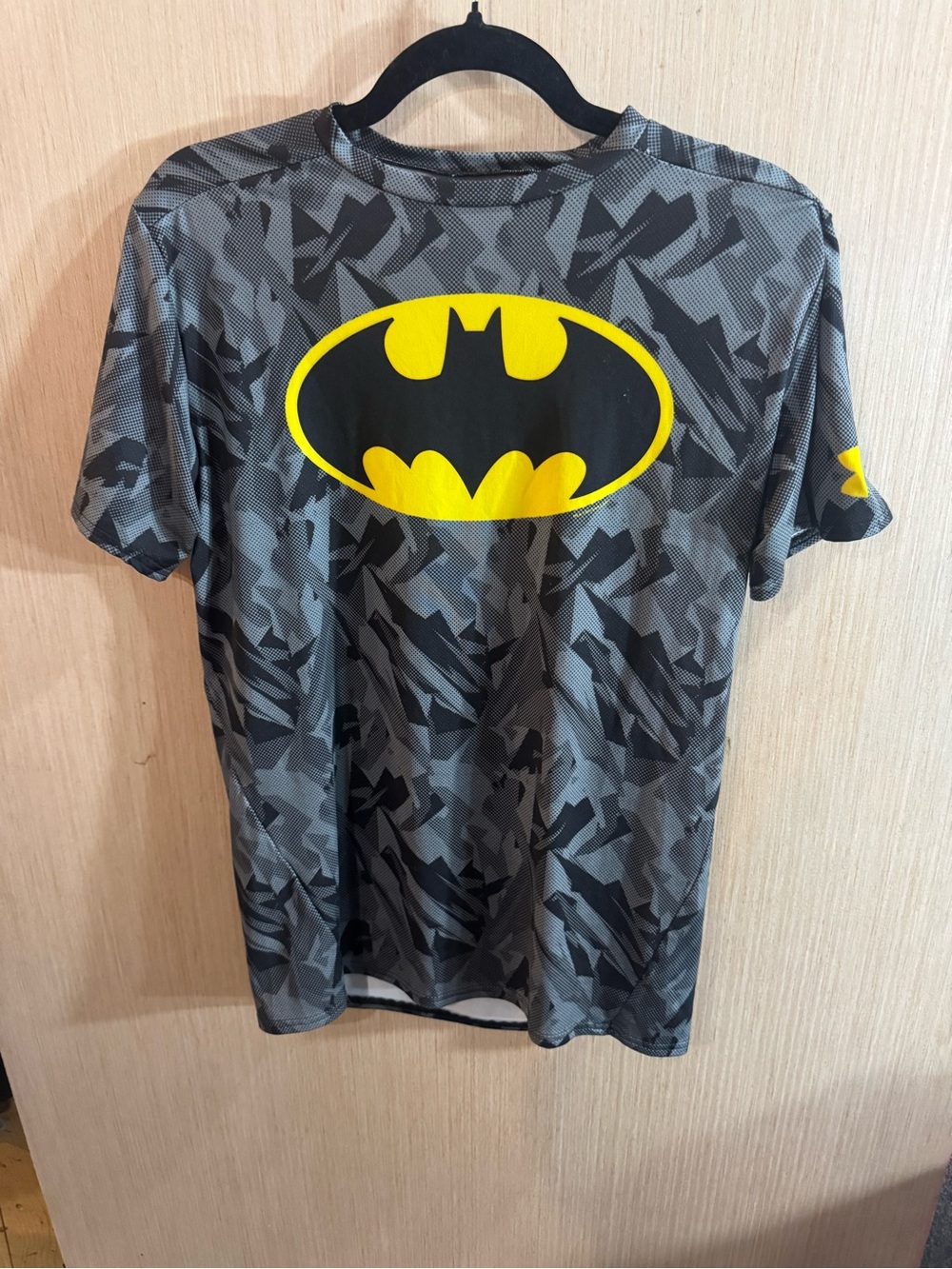 Under Armour Gray Camo Short Sleeve Tee with Yellow Batman Logo Size 2XL